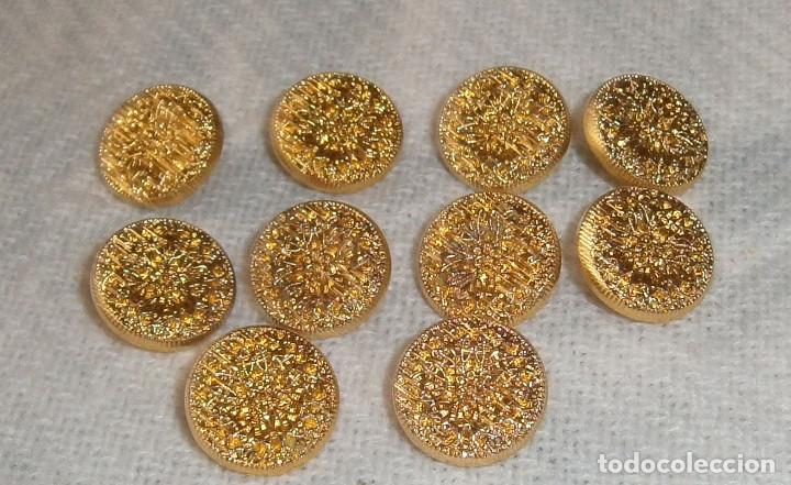 diez botones dorados con filigrana medidas 1 cm - Compra venta en  todocoleccion