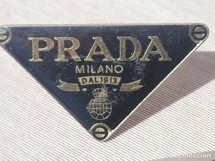 Vintage: Dos emblemas, pines, Prada y Dolce&Gabana - Foto 3