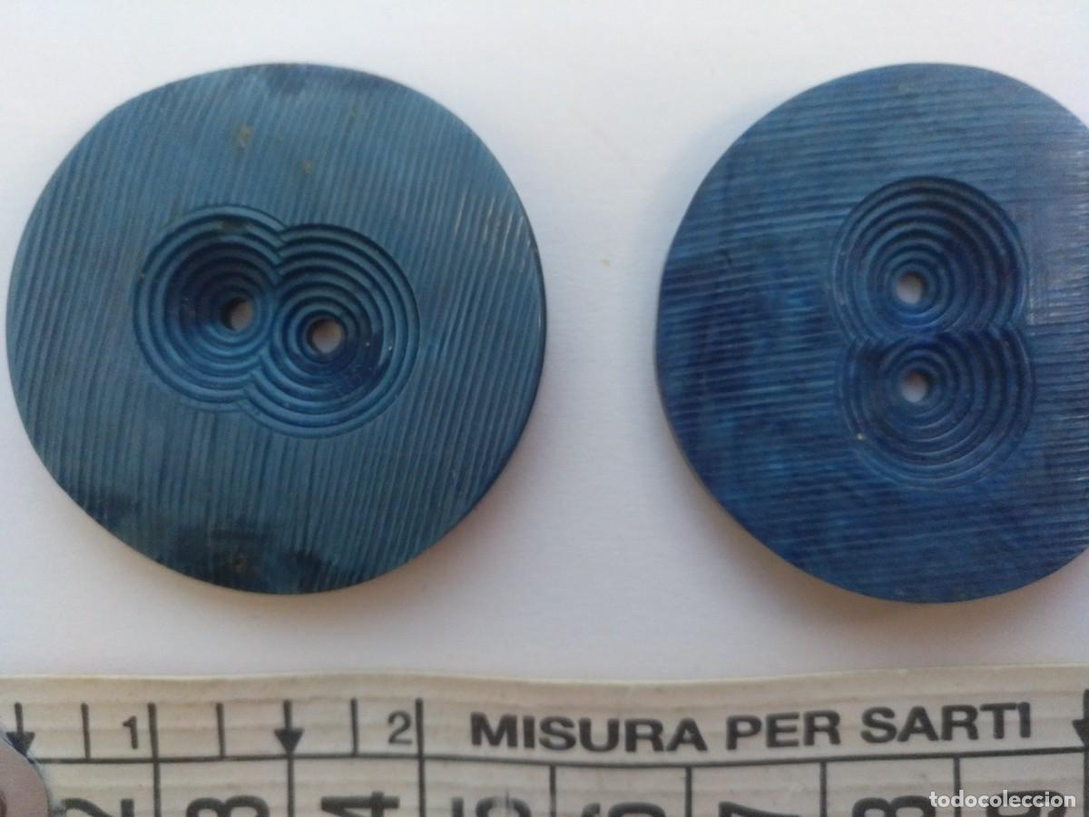 Vintage: 3 BOTONES AZULES DE PASTA CON RELIEVES 4CM - Foto 1