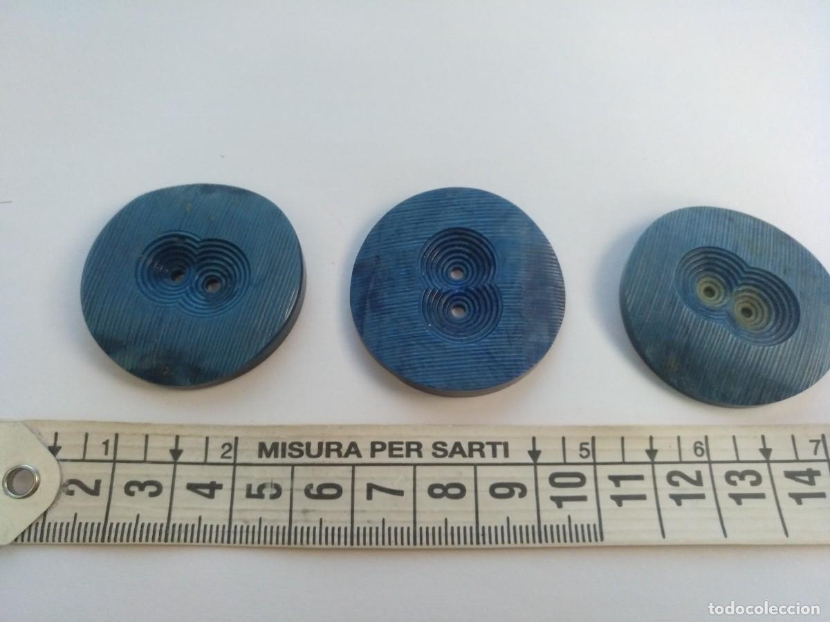 Vintage: 3 BOTONES AZULES DE PASTA CON RELIEVES 4CM - Foto 5
