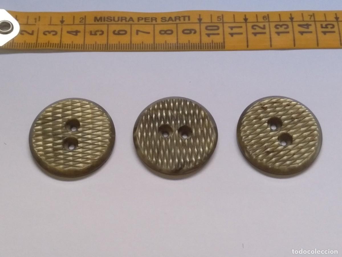 Vintage: 3 BOTONES CON PATRON GEOMETRICO 3,5CM - Foto 1