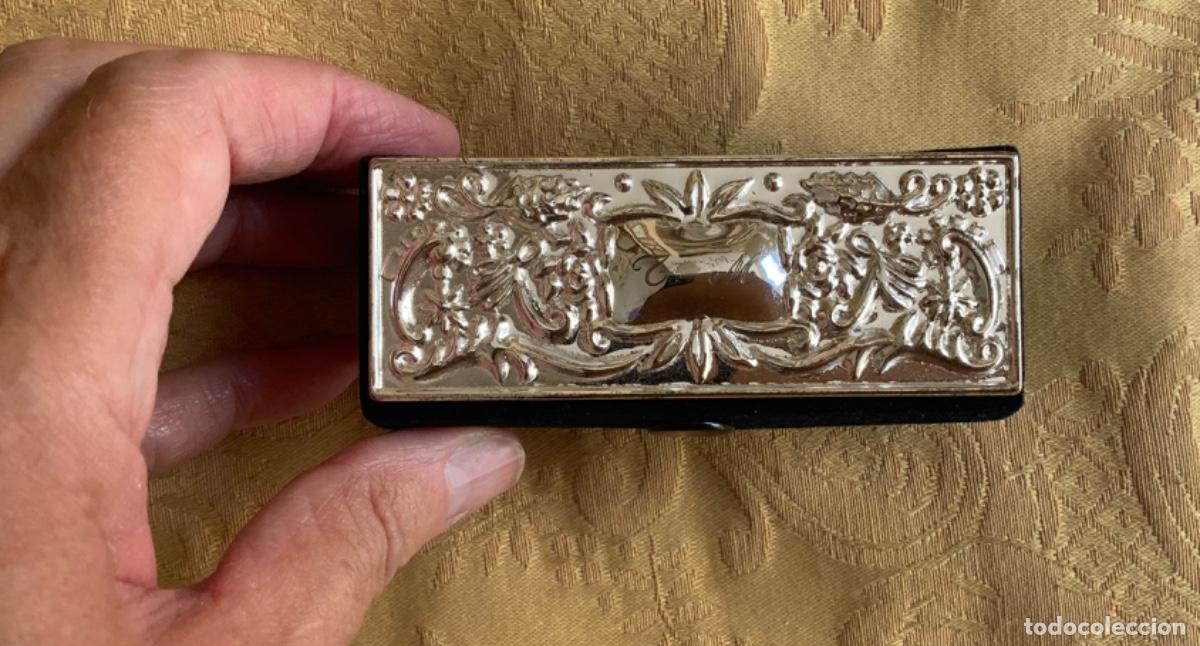 Vintage: CAJA PARA PINTA LABIOS REPUJADA - Foto 1