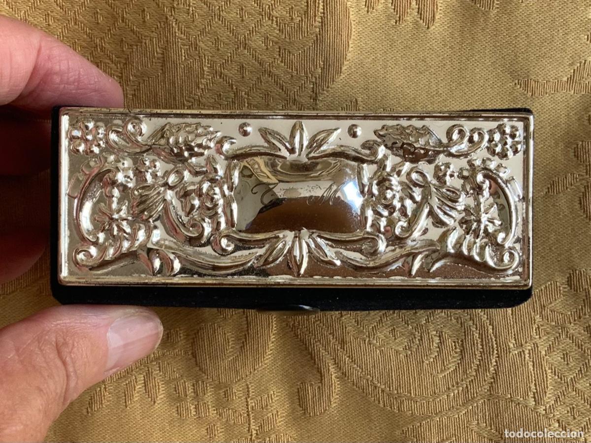 Vintage: CAJA PARA PINTA LABIOS REPUJADA - Foto 2