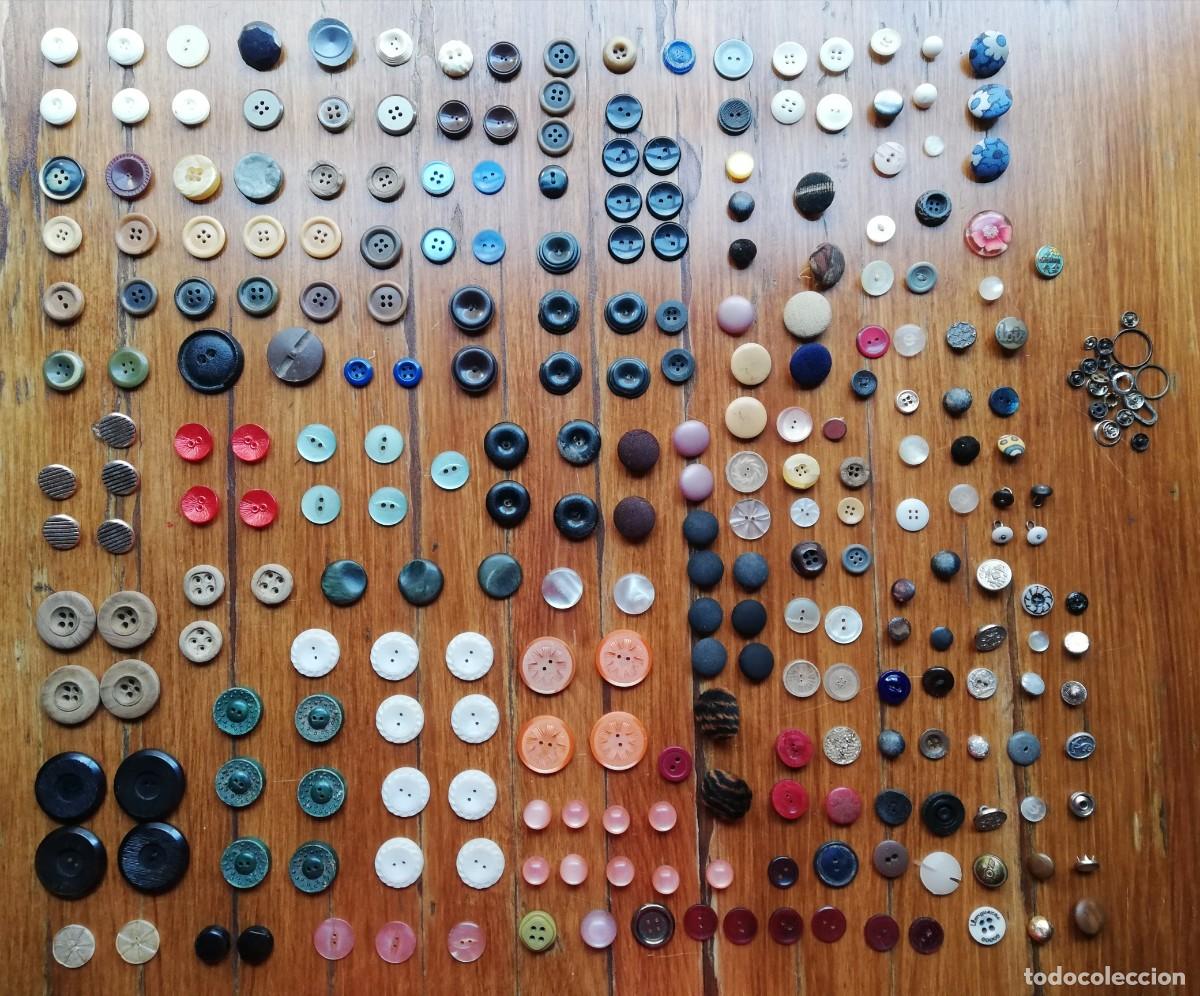 Vintage: Lote de m&aacute;s de 200 botones antiguos. - Foto 2