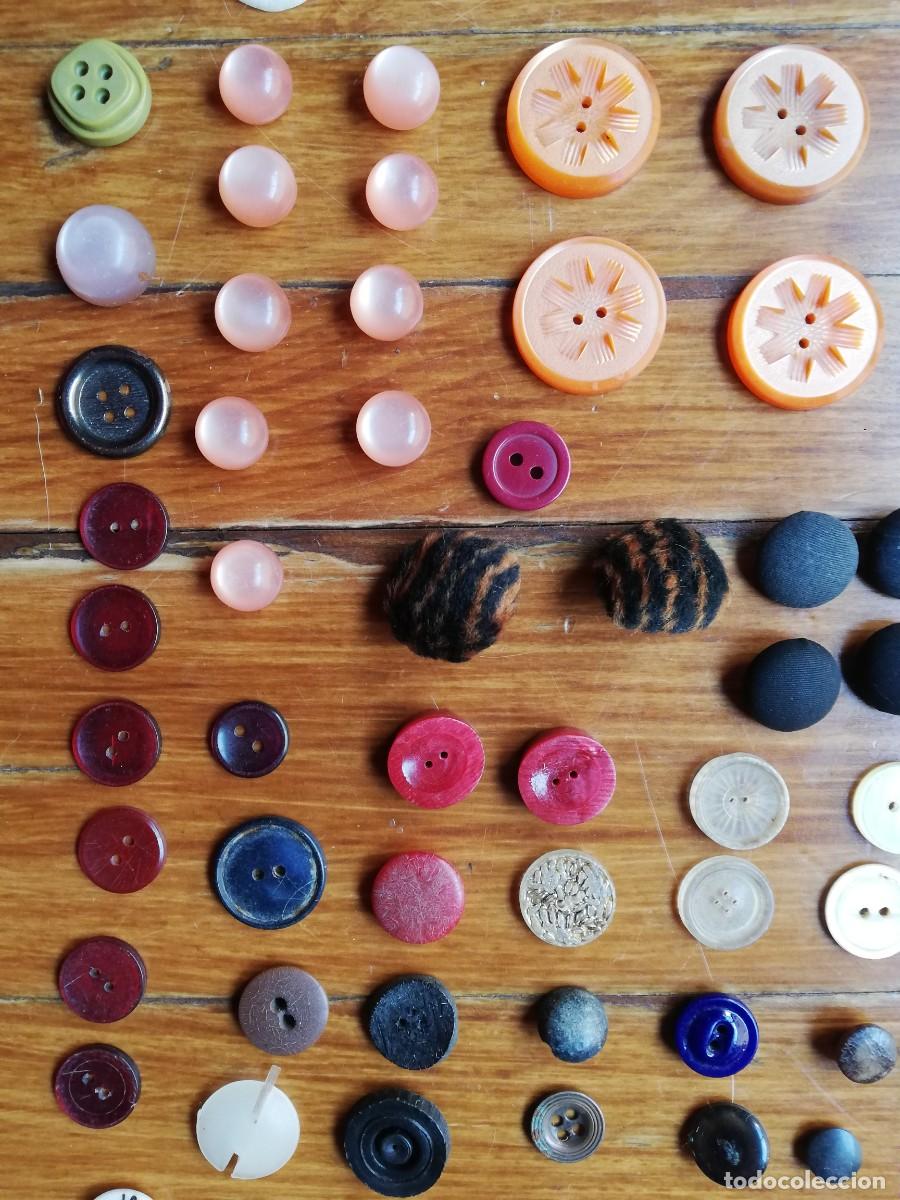 Vintage: Lote de m&aacute;s de 200 botones antiguos. - Foto 3