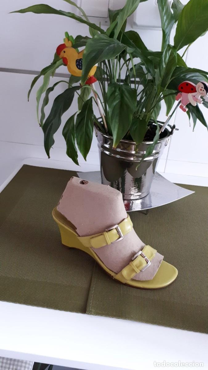 Vintage: Sandalia piel color lim&oacute;n - Foto 1