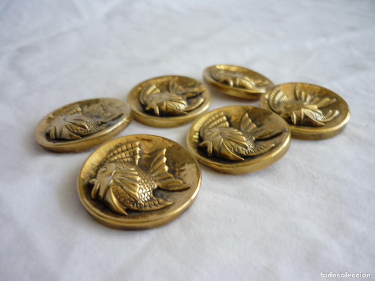 Vintage: 6 botones de lat&oacute;n relieve pez - Foto 3