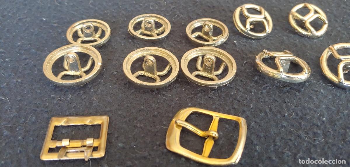 Vintage: LOTE DE 10 BOTONES DE METAL Y 2 HEBILLAS - Foto 2