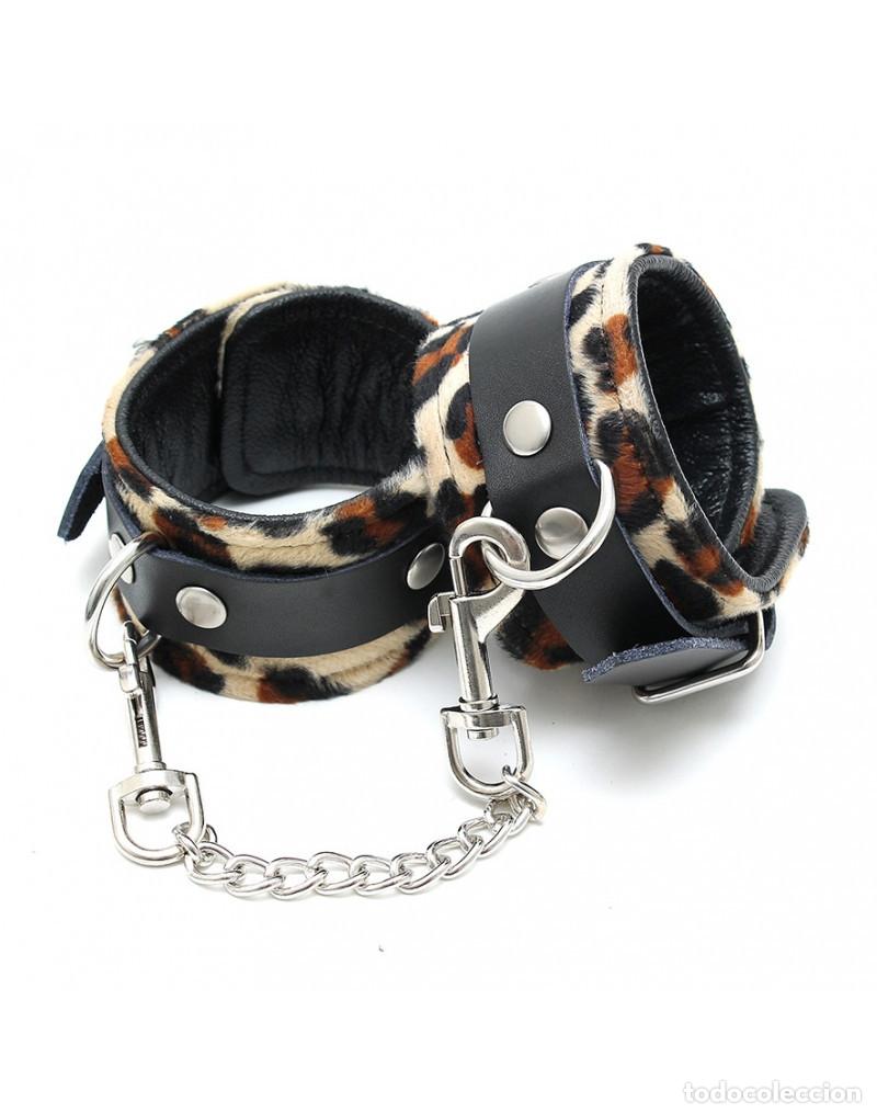 Vintage: Grilletes de fantas&iacute;a en piel y felpa leopardo. Objeto de dise&ntilde;o / Atrezo