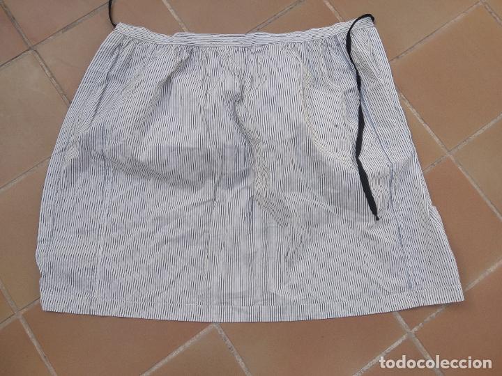 Vintage: Antiguo delantal de color blanco a rayas - Foto 2