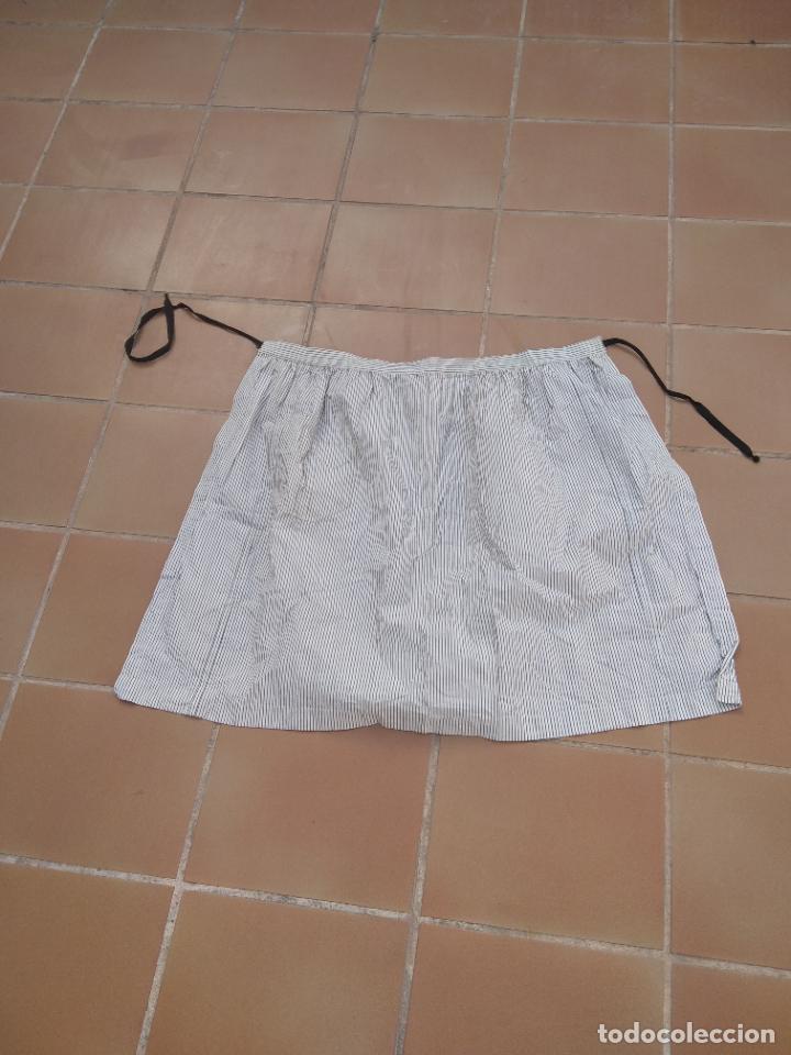 Vintage: Antiguo delantal de color blanco a rayas - Foto 1