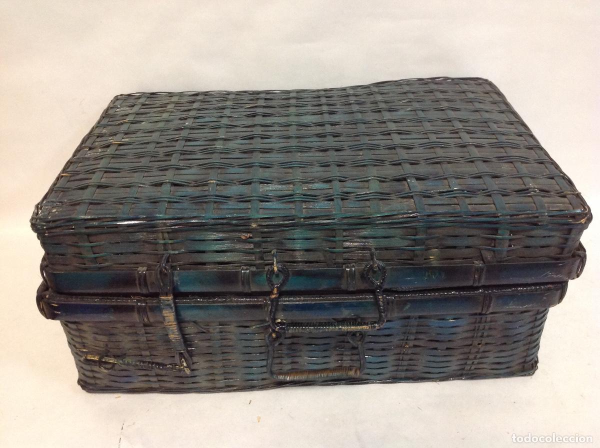 Vintage: Malet&iacute;n de mimbre pintado en verde. - Foto 1
