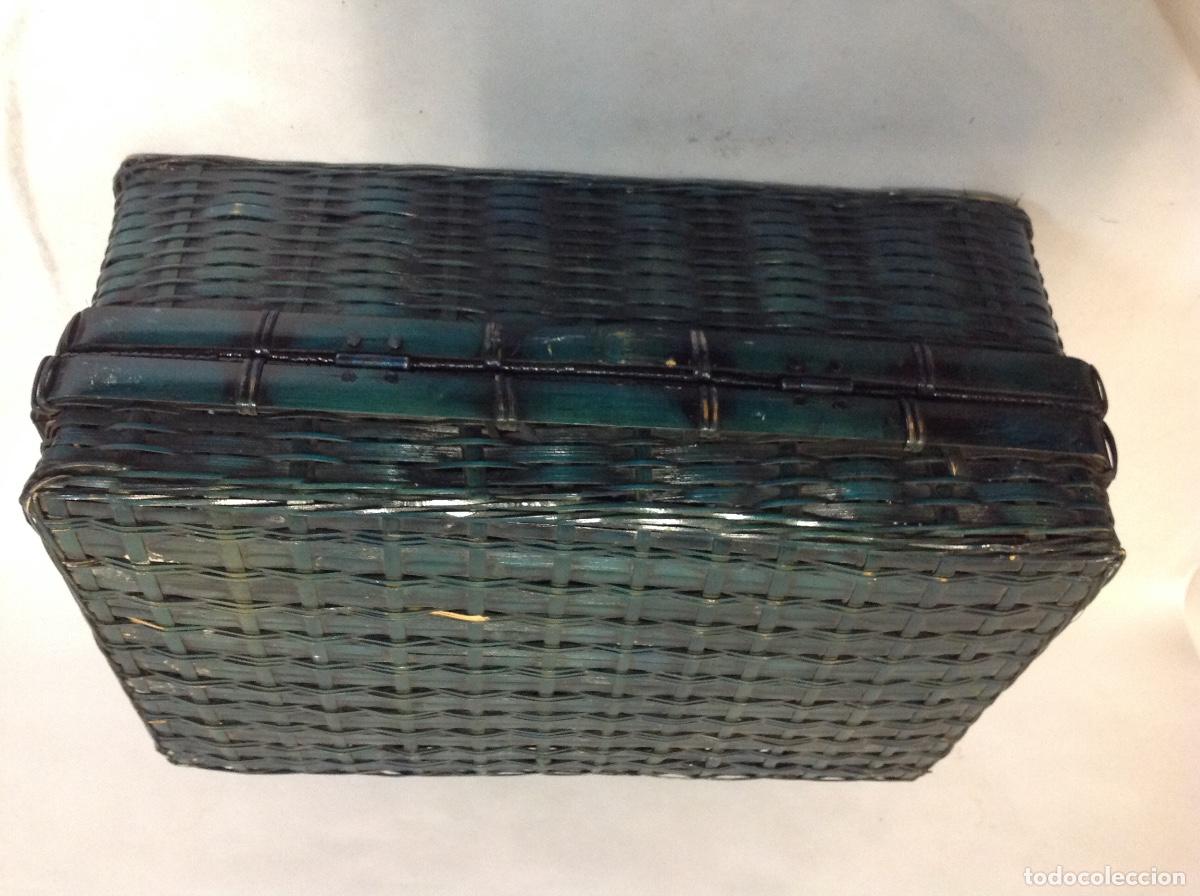 Vintage: Malet&iacute;n de mimbre pintado en verde. - Foto 4