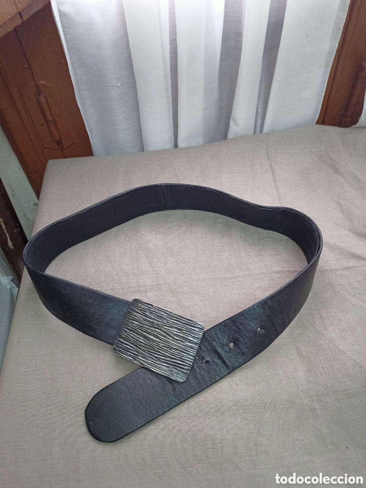 Vintage: Cintur&oacute;n de piel con original hebilla,en negro. - Foto 2