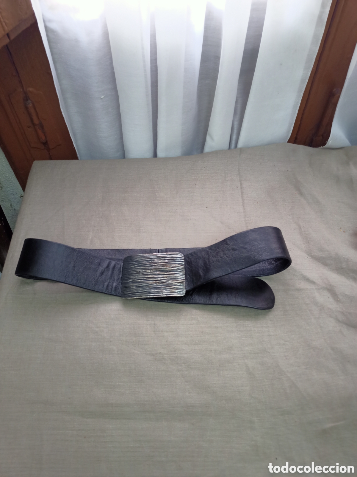 Vintage: Cintur&oacute;n de piel con original hebilla,en negro. - Foto 1