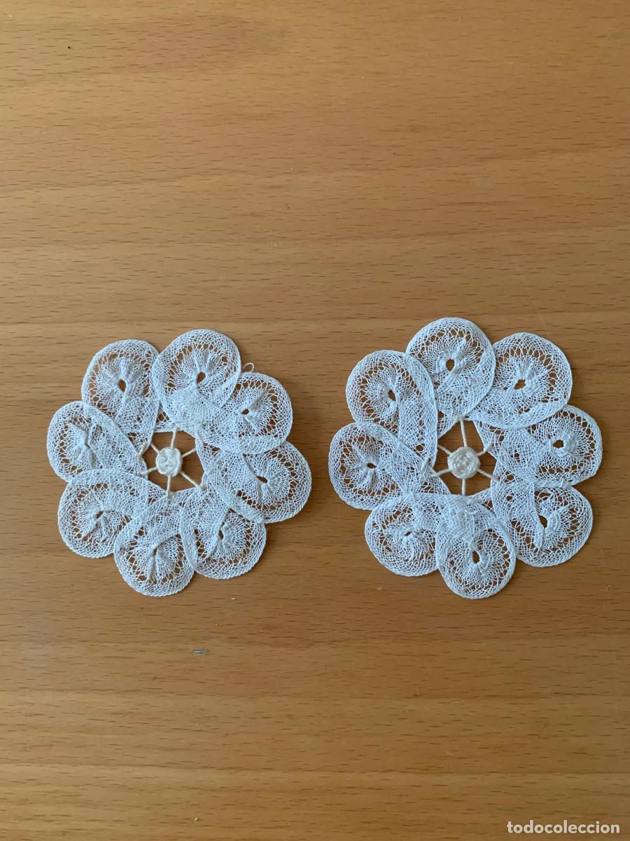 Vintage: 2 adornos de encaje de bolillos - Foto 3
