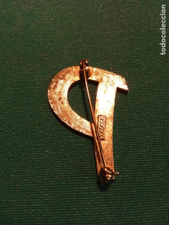 Vintage: BROCHE DORADO CON FORMA DE LA LETRA P - Foto 2