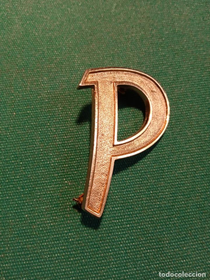 Vintage: BROCHE DORADO CON FORMA DE LA LETRA P - Foto 1