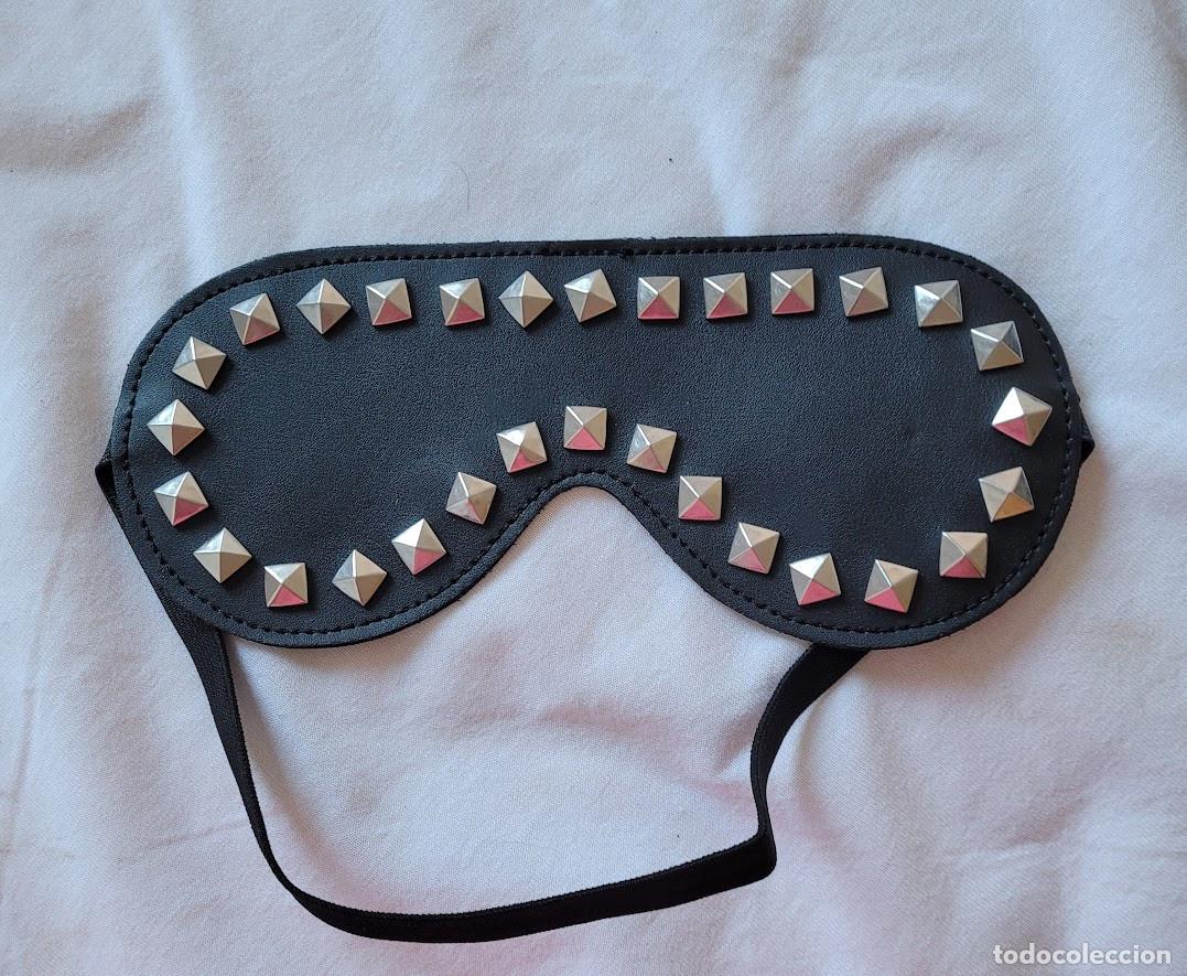 Vintage: Antifaz Negro de Cuero Sint&eacute;tico con Remaches de Metal y Tachuelas Cuadradas