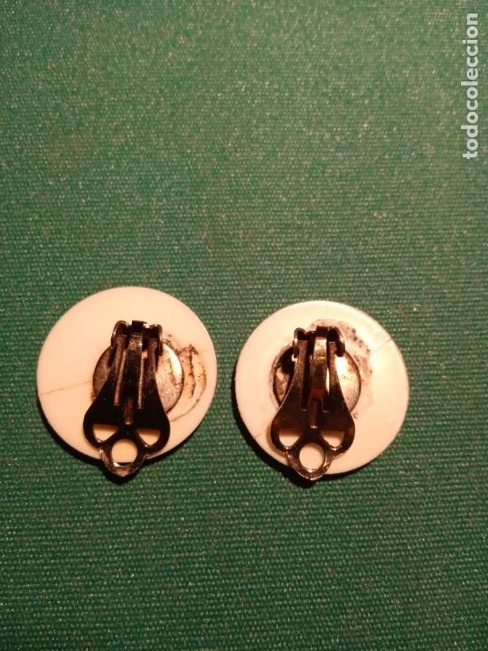 Vintage: PENDIENTES DE PINZA - BLANCOS - PL&Aacute;STICO - 25 mm. - Foto 2