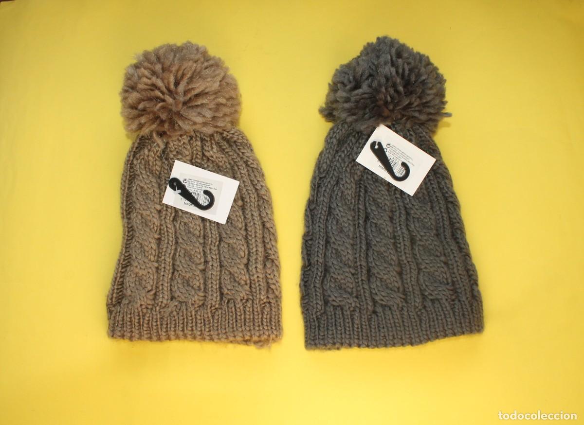 Vintage: 2 GORROS EL&Aacute;STICOS CON POMPON - Talla &uacute;nica - Foto 1