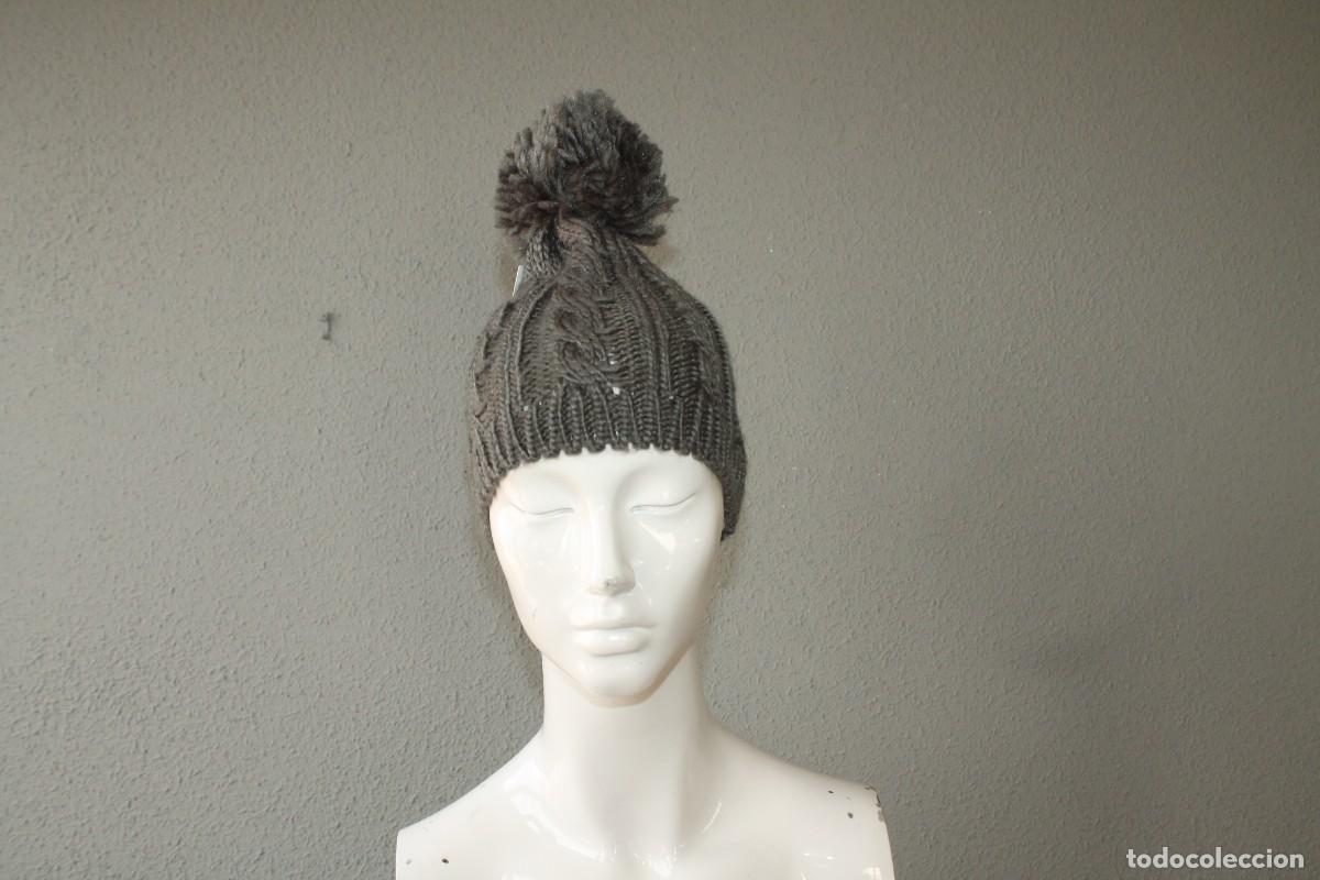 Vintage: 2 GORROS EL&Aacute;STICOS CON POMPON - Talla &uacute;nica - Foto 2