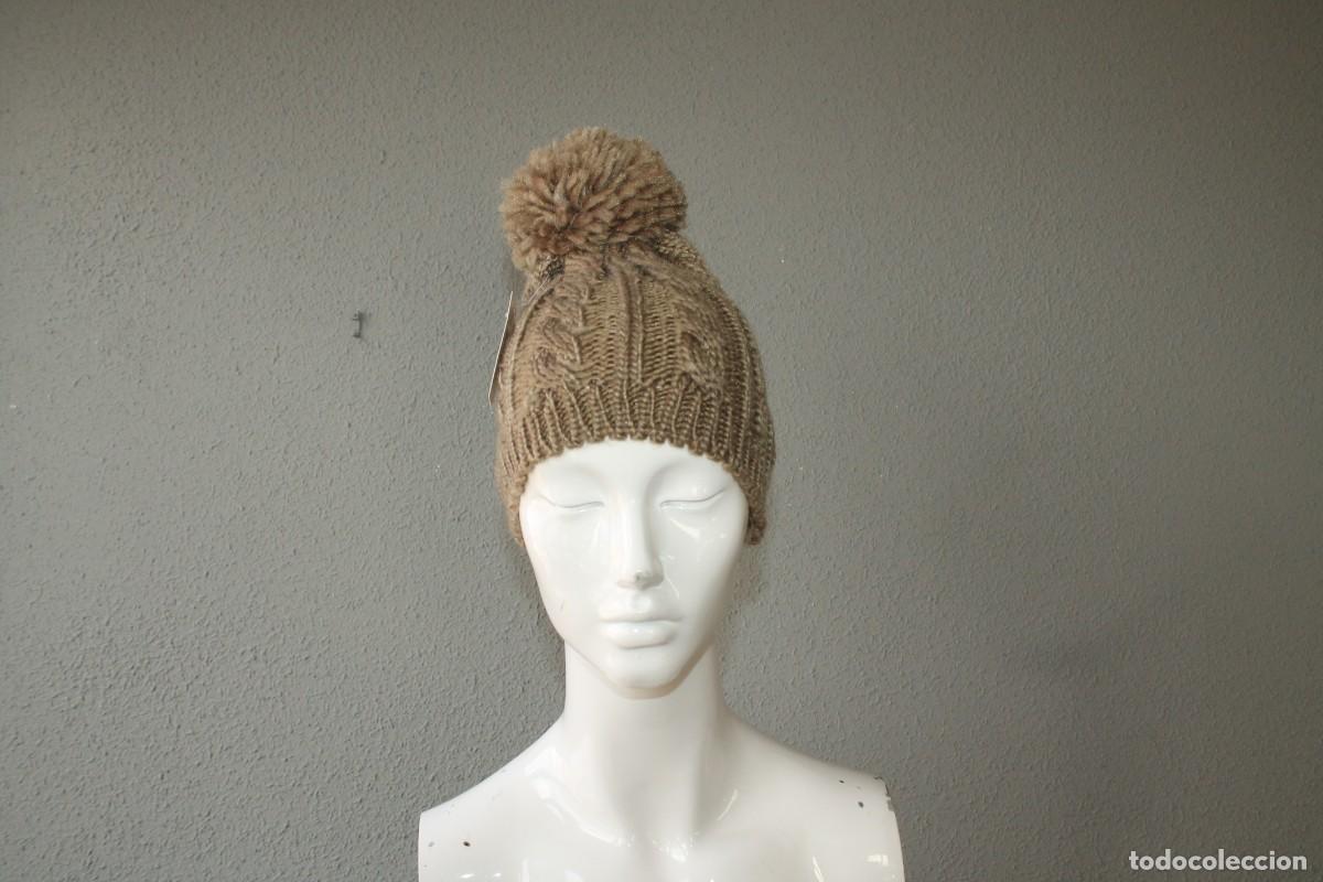 Vintage: 2 GORROS EL&Aacute;STICOS CON POMPON - Talla &uacute;nica - Foto 3