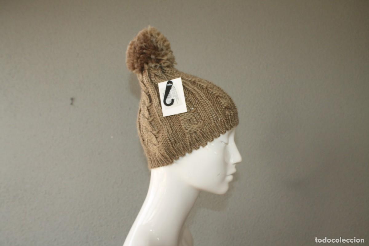 Vintage: 2 GORROS EL&Aacute;STICOS CON POMPON - Talla &uacute;nica - Foto 4