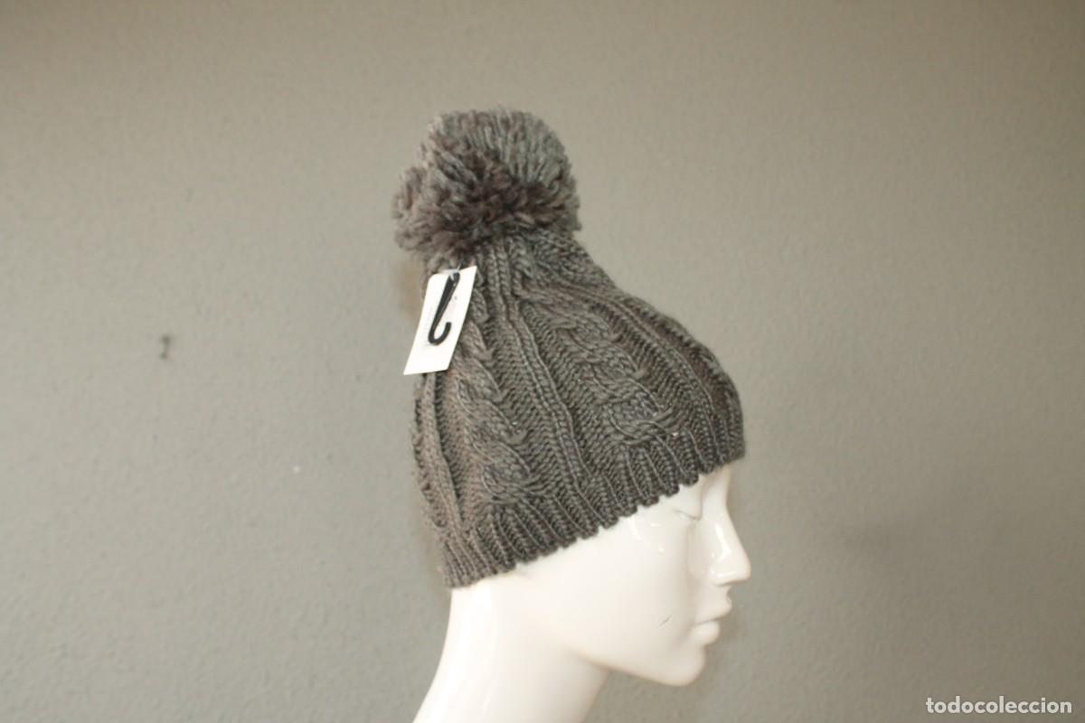 Vintage: 2 GORROS EL&Aacute;STICOS CON POMPON - Talla &uacute;nica - Foto 5