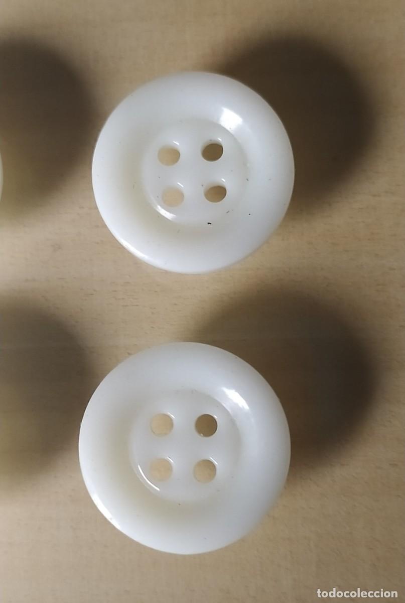 Vintage: Botones blancos parecen de cristal. - Foto 1