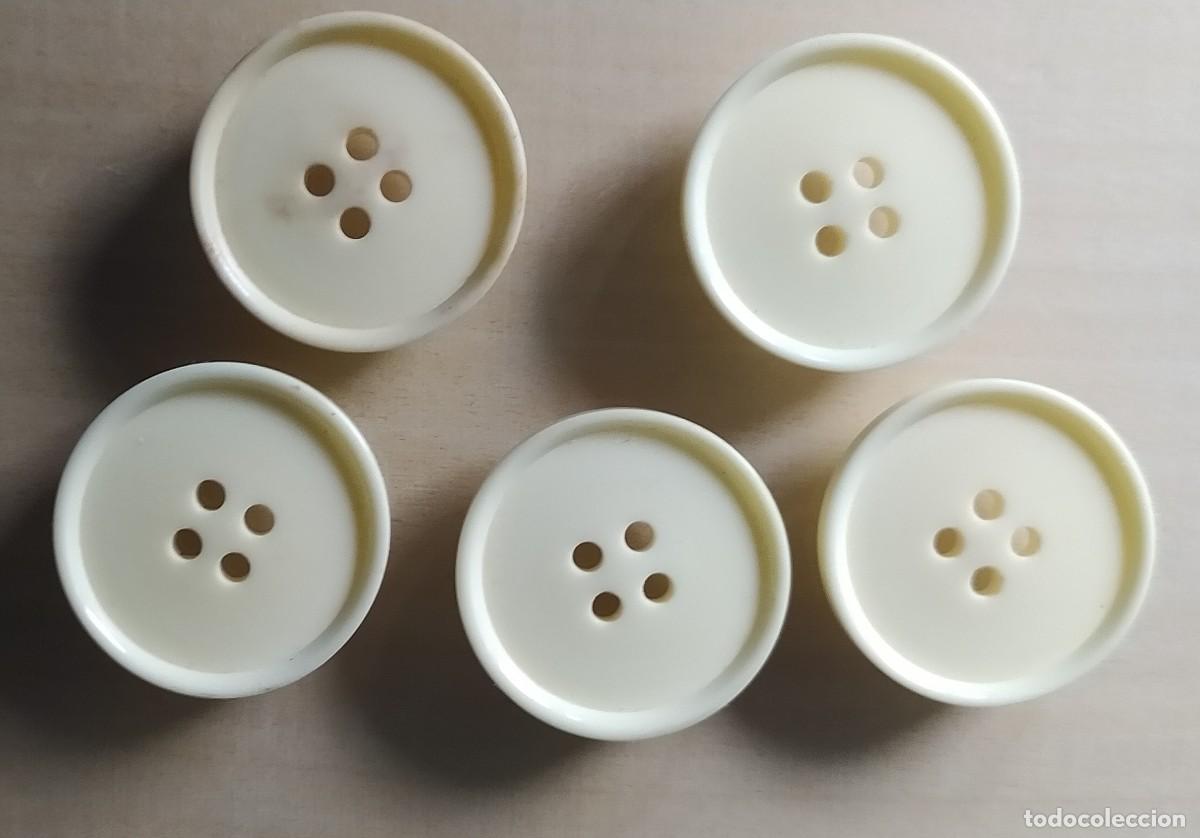 Vintage: 5 botones amarillos vainilla - Foto 1