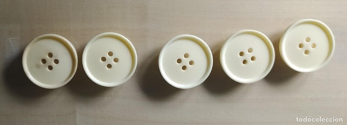 Vintage: 5 botones amarillos vainilla - Foto 3