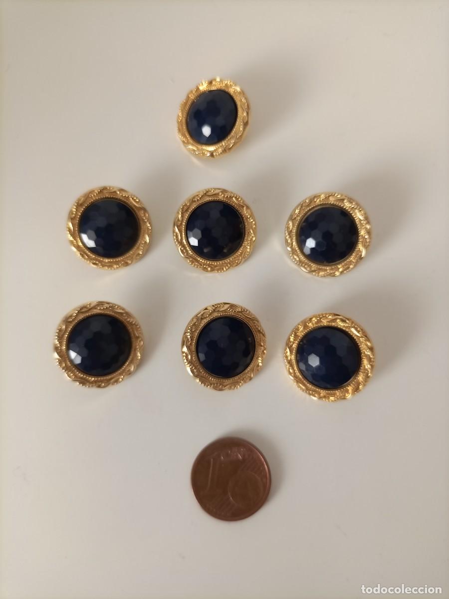 Vintage: 7 botones de pl&aacute;stico dorado y azul - Foto 1