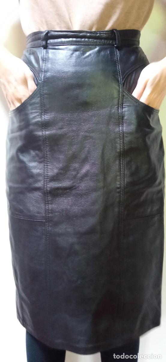 Vintage: Falda Cuero Negra. Talla 38 - Foto 2