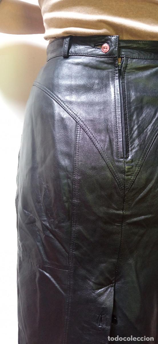 Vintage: Falda Cuero Negra. Talla 38 - Foto 3