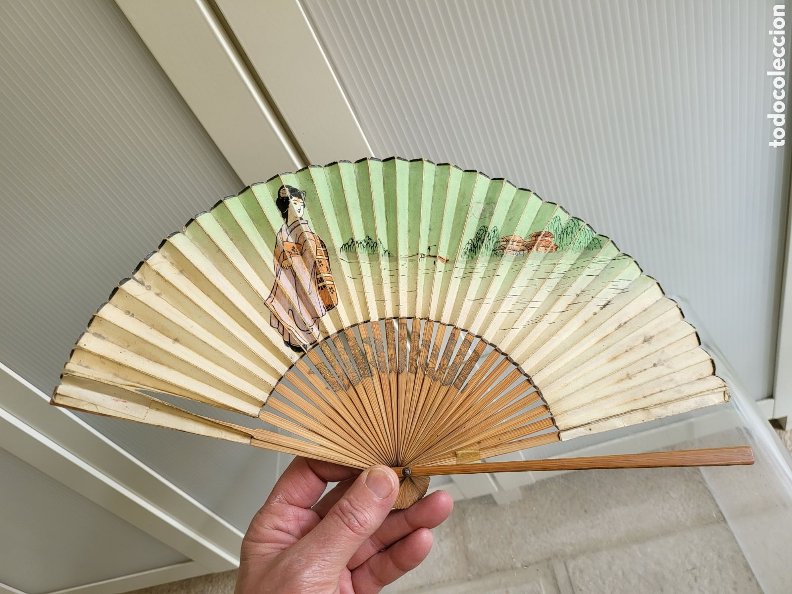 Vintage: Abanico peque&ntilde;o de varillas de bambu, papel pintado, china o Jap&oacute;n, vintage