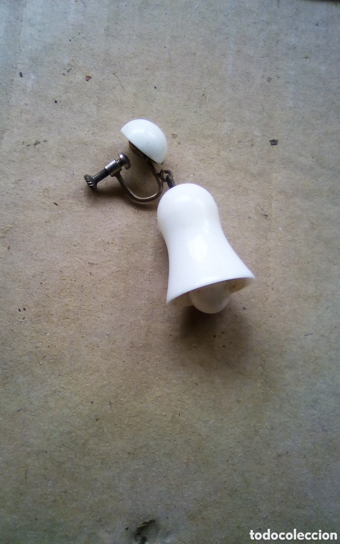 Vintage: Pendiente campana vintage. Mide 4,5 cm., pl&aacute;stico. - Foto 1