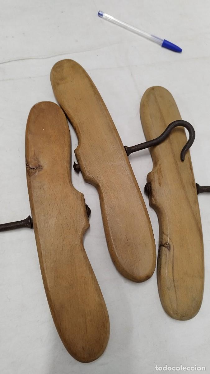Vintage: 3 Antiguas perchas de madera - Foto 2