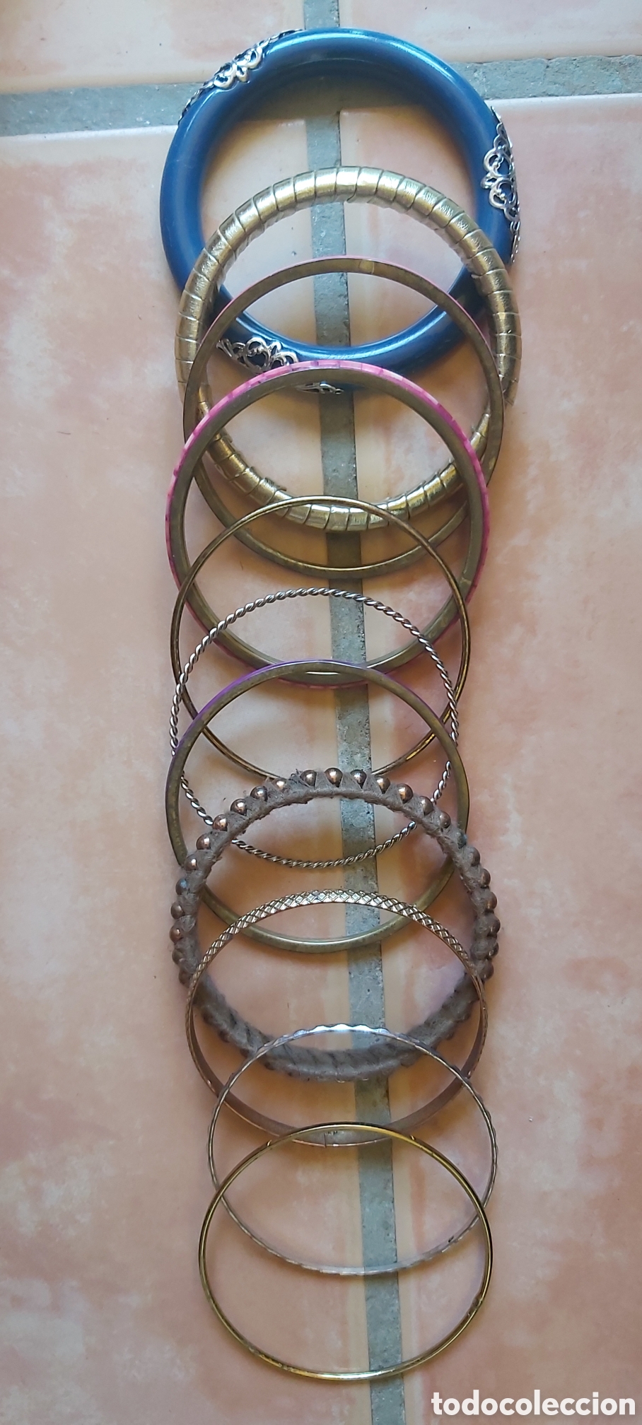 Vintage: 11 pulseras r&iacute;gidas en buen estado - Foto 1