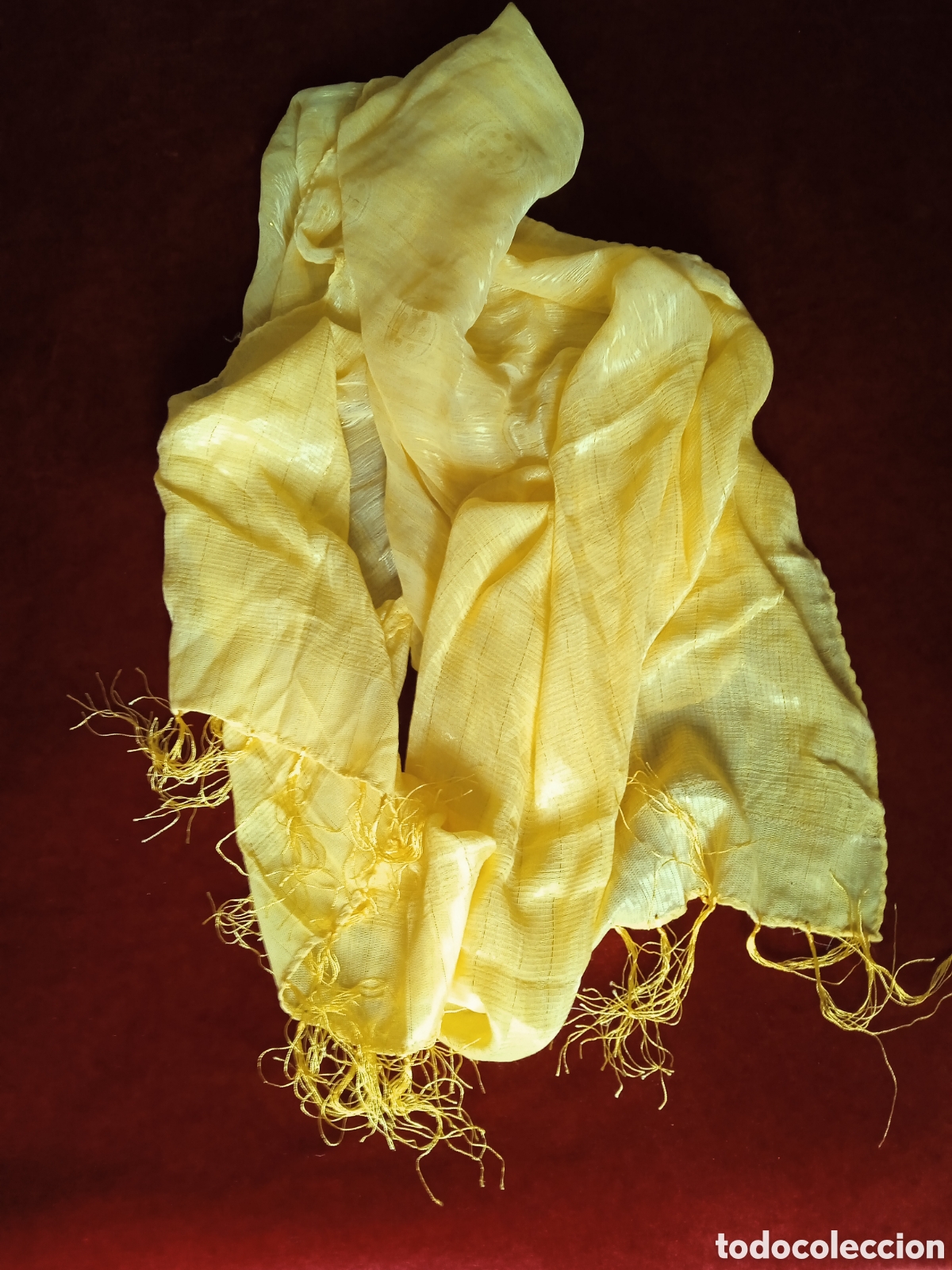 Vintage: Fular amarillo, terminado en flecos. - Foto 2