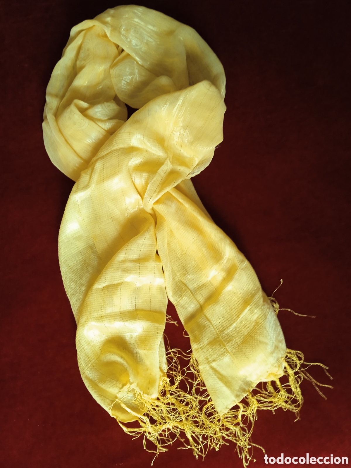 Vintage: Fular amarillo, terminado en flecos. - Foto 4
