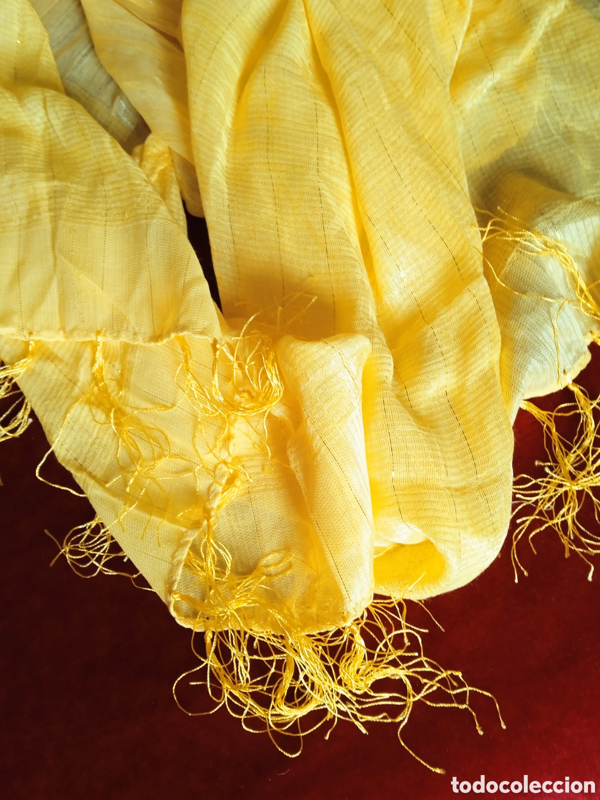Vintage: Fular amarillo, terminado en flecos. - Foto 1