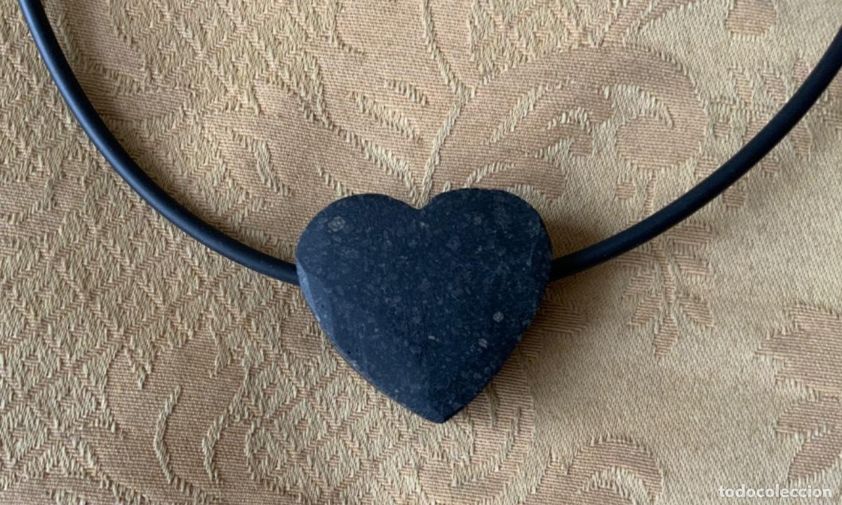 Vintage: COLLAR DE CAUCHO CON CORAZ&Oacute;N DE LAVA DE TIMANFAYA - Foto 1