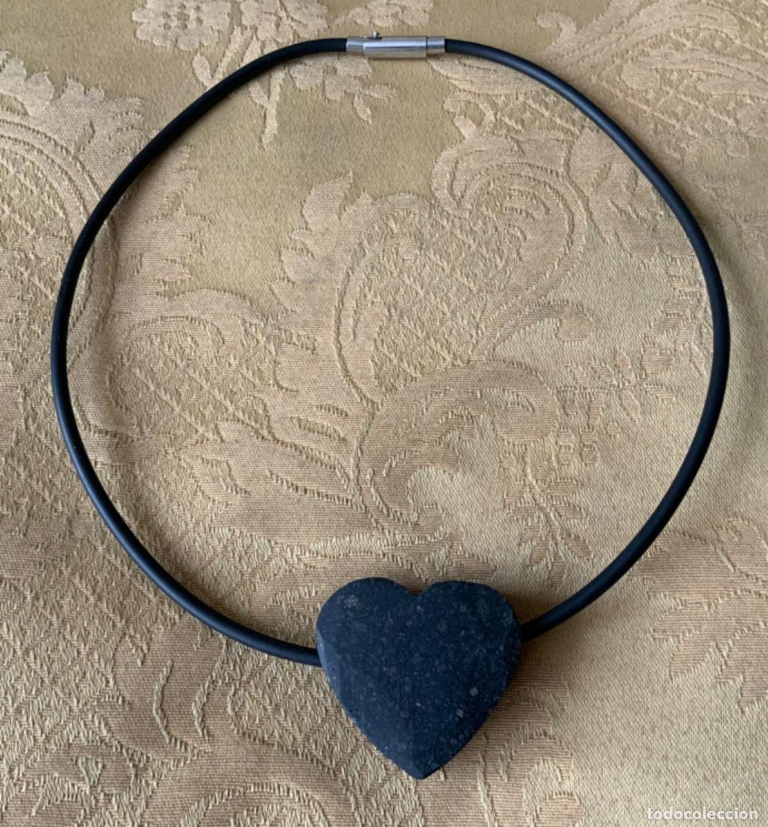 Vintage: COLLAR DE CAUCHO CON CORAZ&Oacute;N DE LAVA DE TIMANFAYA - Foto 2