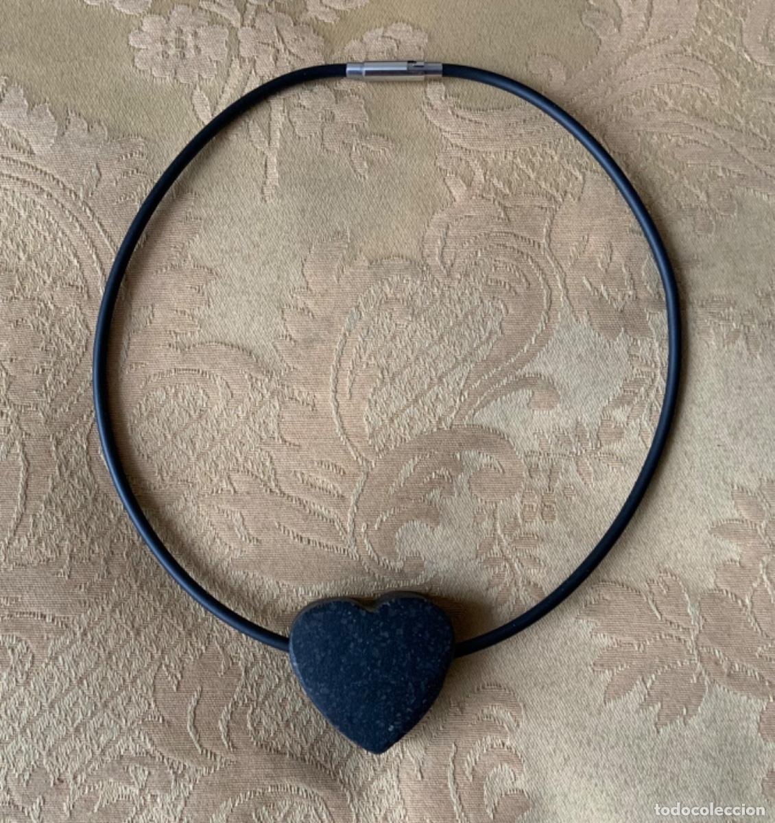 Vintage: COLLAR DE CAUCHO CON CORAZ&Oacute;N DE LAVA DE TIMANFAYA - Foto 3
