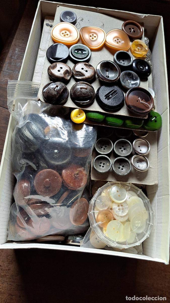 Vintage: BOTONES VARIADOS. DE DISTINTAS &Eacute;POCAS. CAJAS ANTIGUAS. - Foto 2