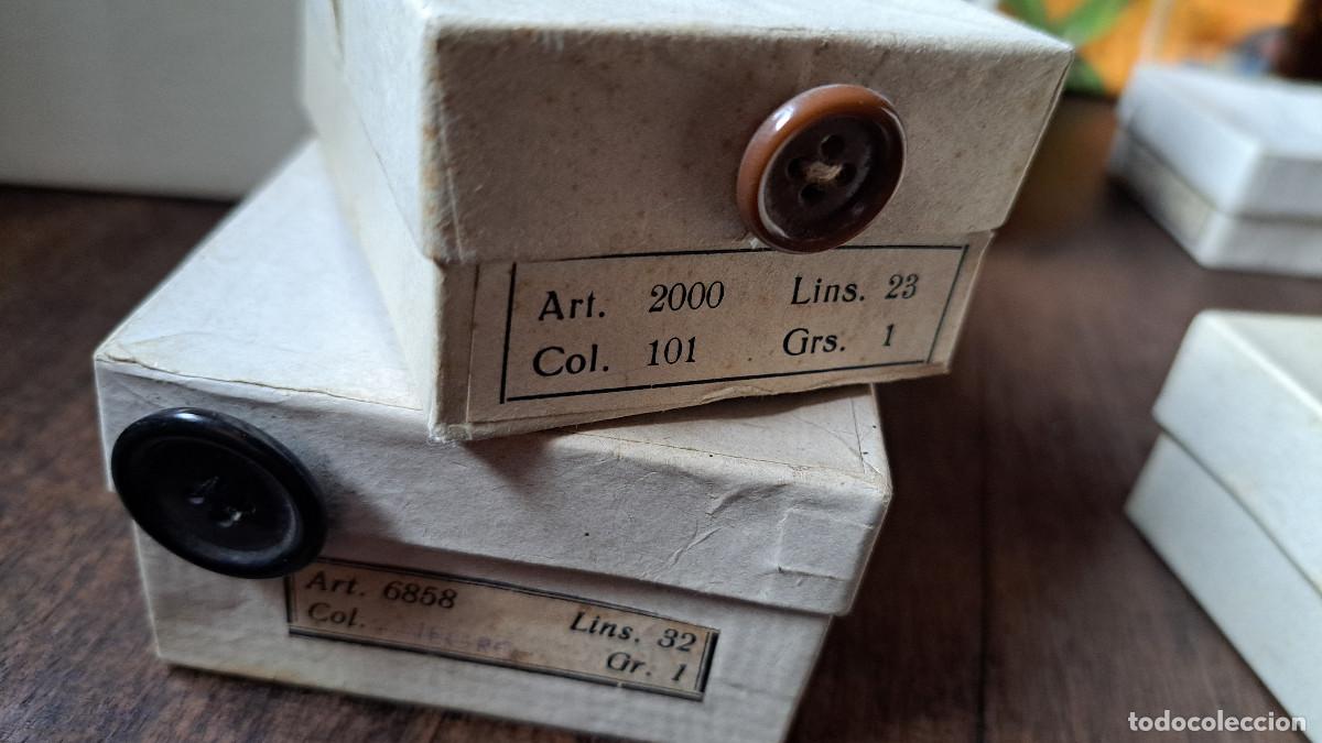 Vintage: BOTONES VARIADOS. DE DISTINTAS &Eacute;POCAS. CAJAS ANTIGUAS. - Foto 1