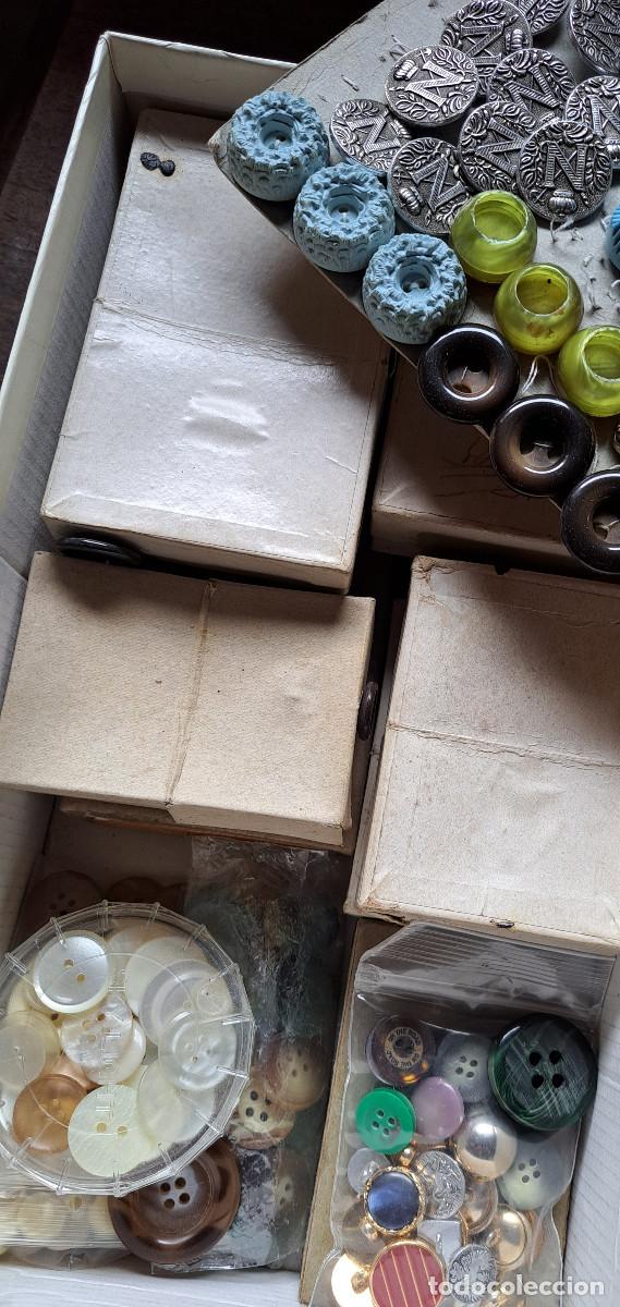 Vintage: BOTONES VARIADOS. DE DISTINTAS &Eacute;POCAS. CAJAS ANTIGUAS. - Foto 3