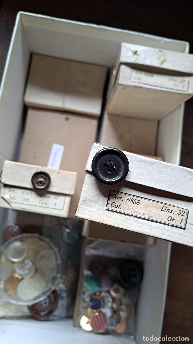 Vintage: BOTONES VARIADOS. DE DISTINTAS &Eacute;POCAS. CAJAS ANTIGUAS. - Foto 4