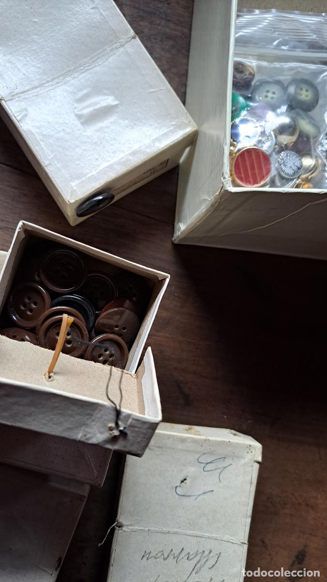 Vintage: BOTONES VARIADOS. DE DISTINTAS &Eacute;POCAS. CAJAS ANTIGUAS. - Foto 10
